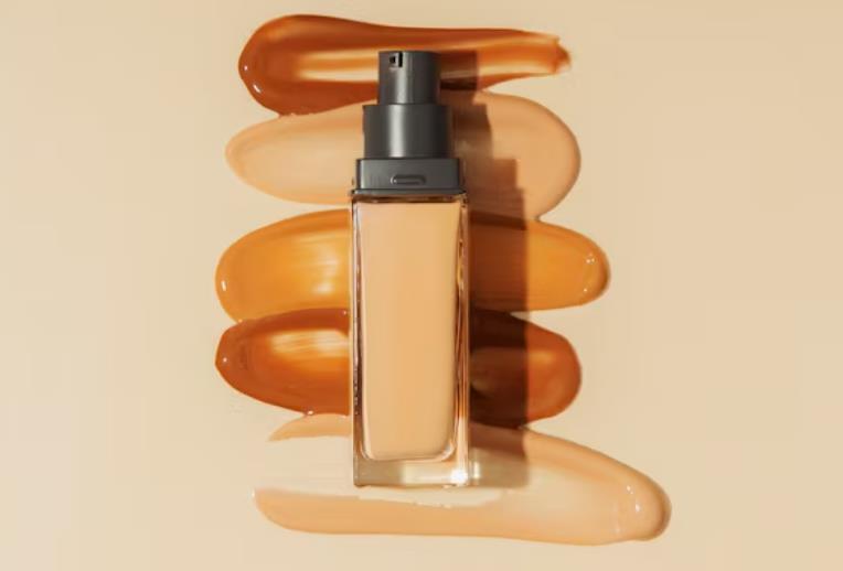 这个阿里巴巴粉底液的商品图体现了商品的多种色号,能让消费者直观感受到商品特点。