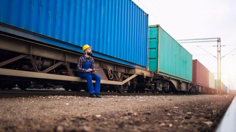 国内运输以铁运陆运较为常见。