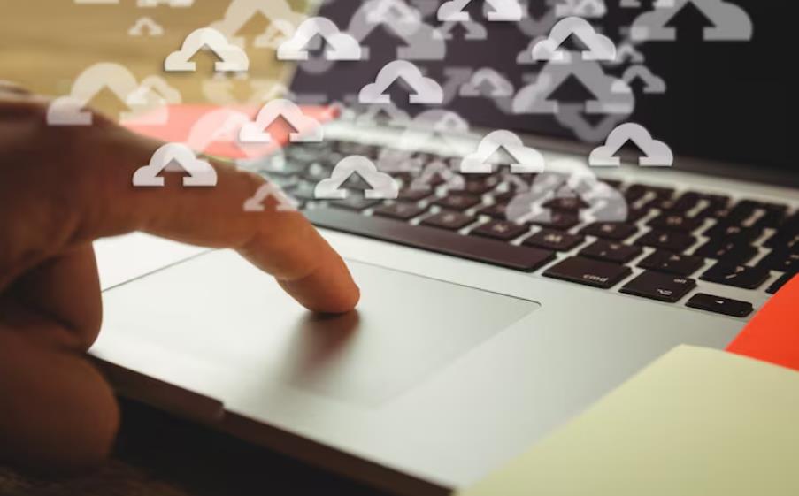 云端服务器和数据同步图标,象征自动备份与网站数据恢复。