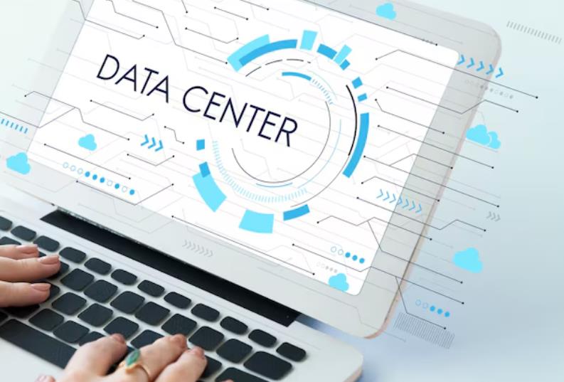 技术人员在电脑上执行网站数据备份操作,确保网站内容安全保存。