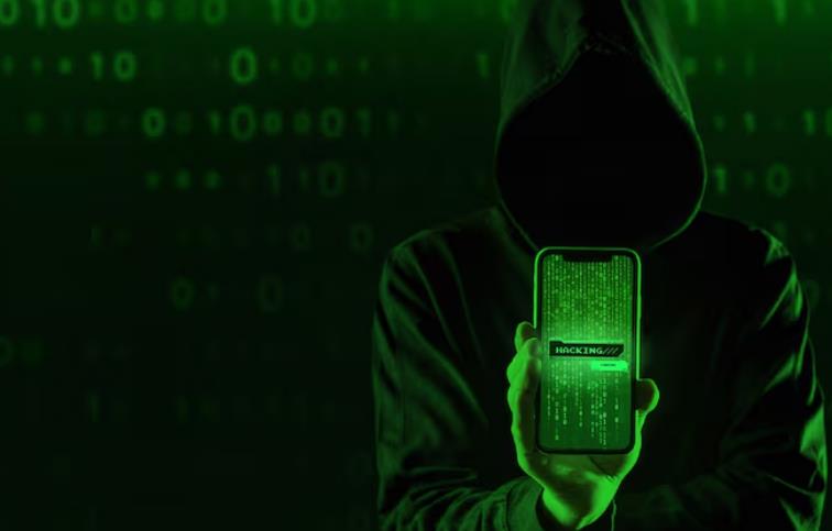 黑客戴着连帽衫模拟真实网络入侵场景