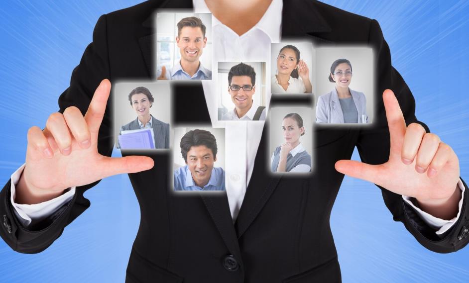 目标受众分析场景图,展示商务人士手势环绕多类职业人群形象,体现广告营销中对不同职业、身份目标受众的精准定位与人群画像构建。