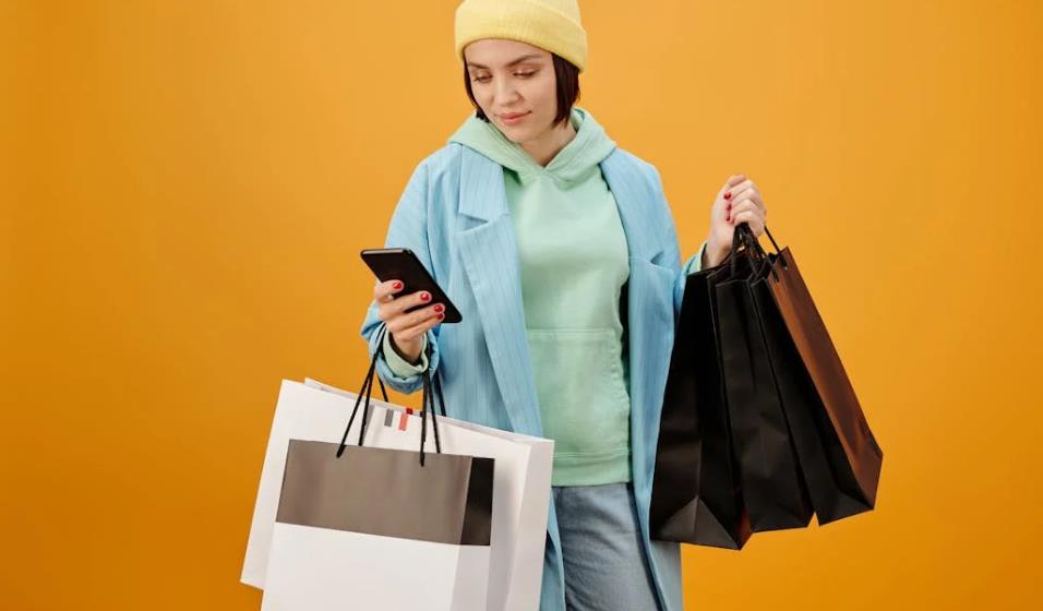 在电商广告投放的SEO优化中,需精准捕捉消费者购物场景,像图中用户依托移动设备与购物行为的联动,通过个性化电商广告投放策略,助力品牌触达目标受众,实现流量转化与用户消费决策的高效衔接。