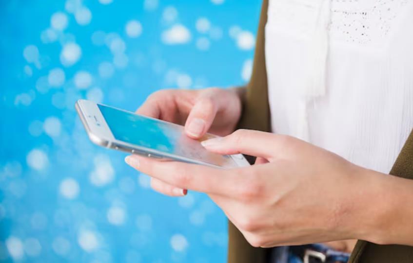 在 “为什么移动端优化会影响排名?” 的 SEO 分析中,移动端用户的高频操作场景(如图中用户在移动端的交互行为),凸显了做好移动端加载速度、界面适配的重要性,这些优化直接关联用户体验与搜索引擎排名,是解决网站流量困境的关键一环。