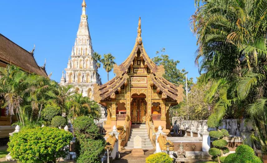 泰国双龙寺金色佛塔,凸显东南亚宗教文化景观,为文旅及宗教相关外贸产品提供市场切入点。