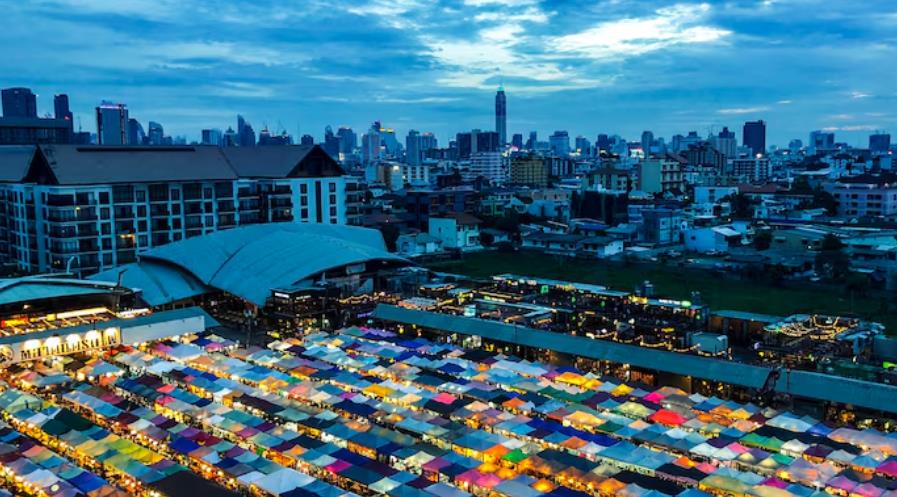 曼谷夜市俯瞰,呈现东南亚城市商业活力与消费场景,反映当地旺盛的商贸需求与市场潜力。