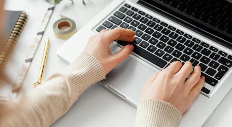 创作者在笔记本电脑前编辑内容,反映内容高频更新却流量下滑的现象,助力 “内容更新频繁但流量下降” 相关运营分析的 SEO 图片阐释