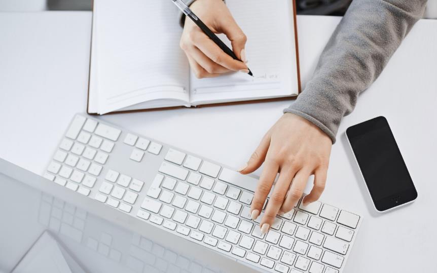 反映旧文章更新的操作过程,用于说明 “旧文章更新的必要性及有效更新方法” 的 SEO 内容优化视觉阐释。