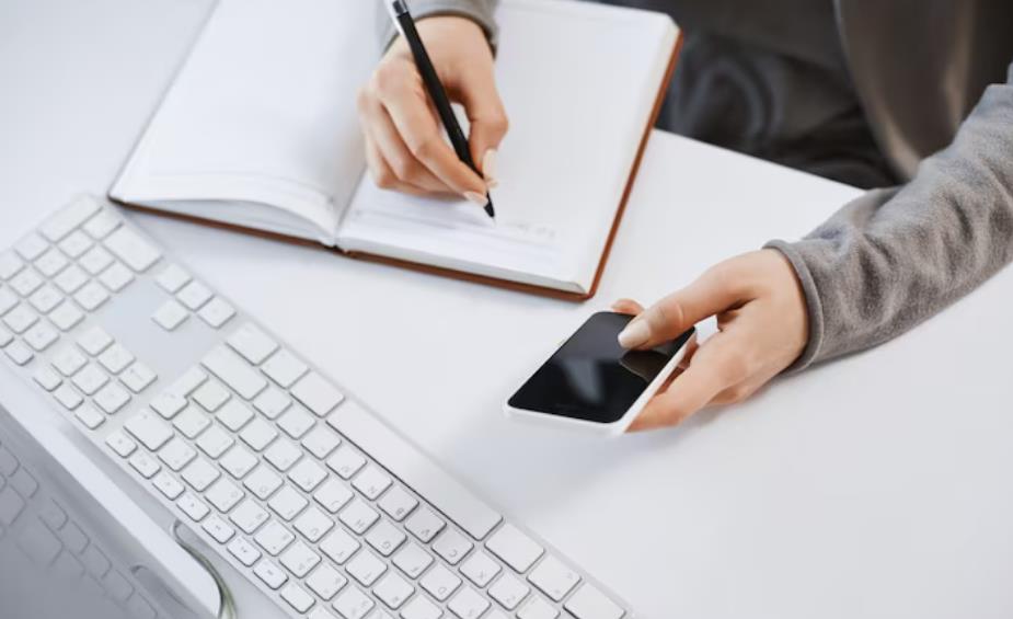 体现旧文章更新的编辑场景,助力解析 “旧文章为何要更新及如何有效更新” 的 SEO 与内容运营问题视觉呈现。