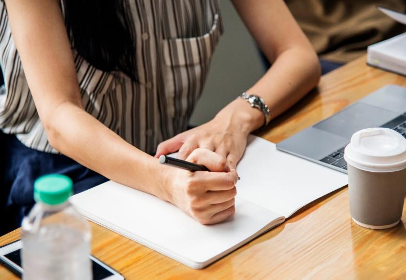 锚文本优化应做到自然嵌入、语义相关、多样化使用关键词，避免过度堆砌。
